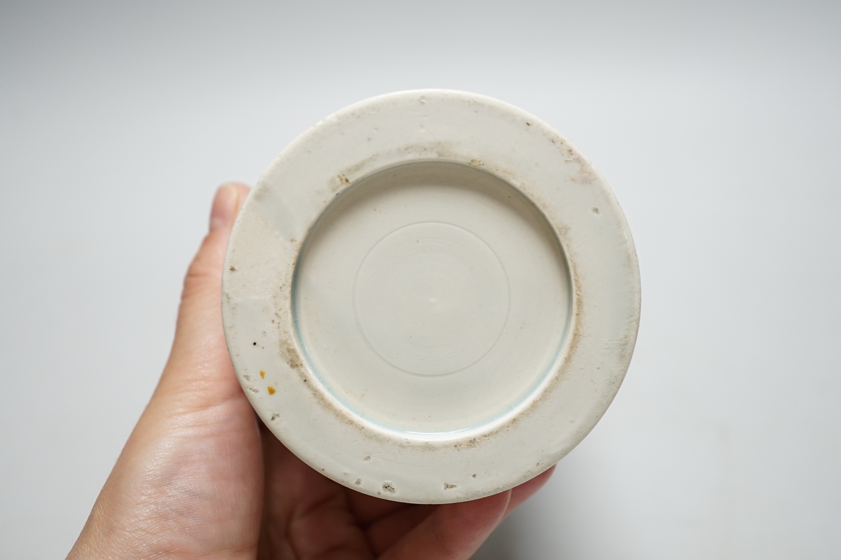 A pearlware mug printed with a verse, c.1790-1800, painted sprigs, 13cm